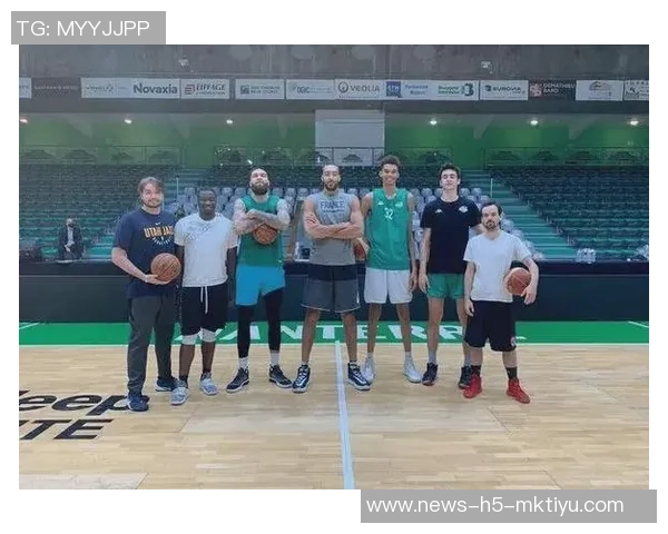 国王主帅称赞雷诺换防能力与考德威尔搭档提升球队表现 国王主帅称赞雷诺换防能力与考德威尔搭档提升球队表现