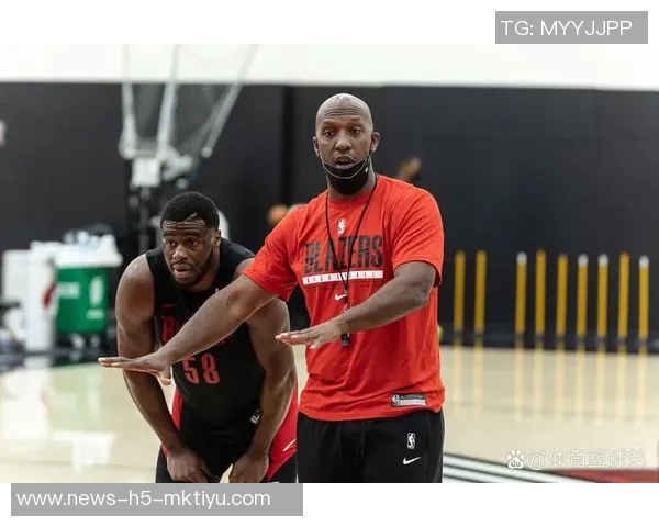 杨瀚森分享比卢普斯的要求强调场上沟通与英语学习的重要性